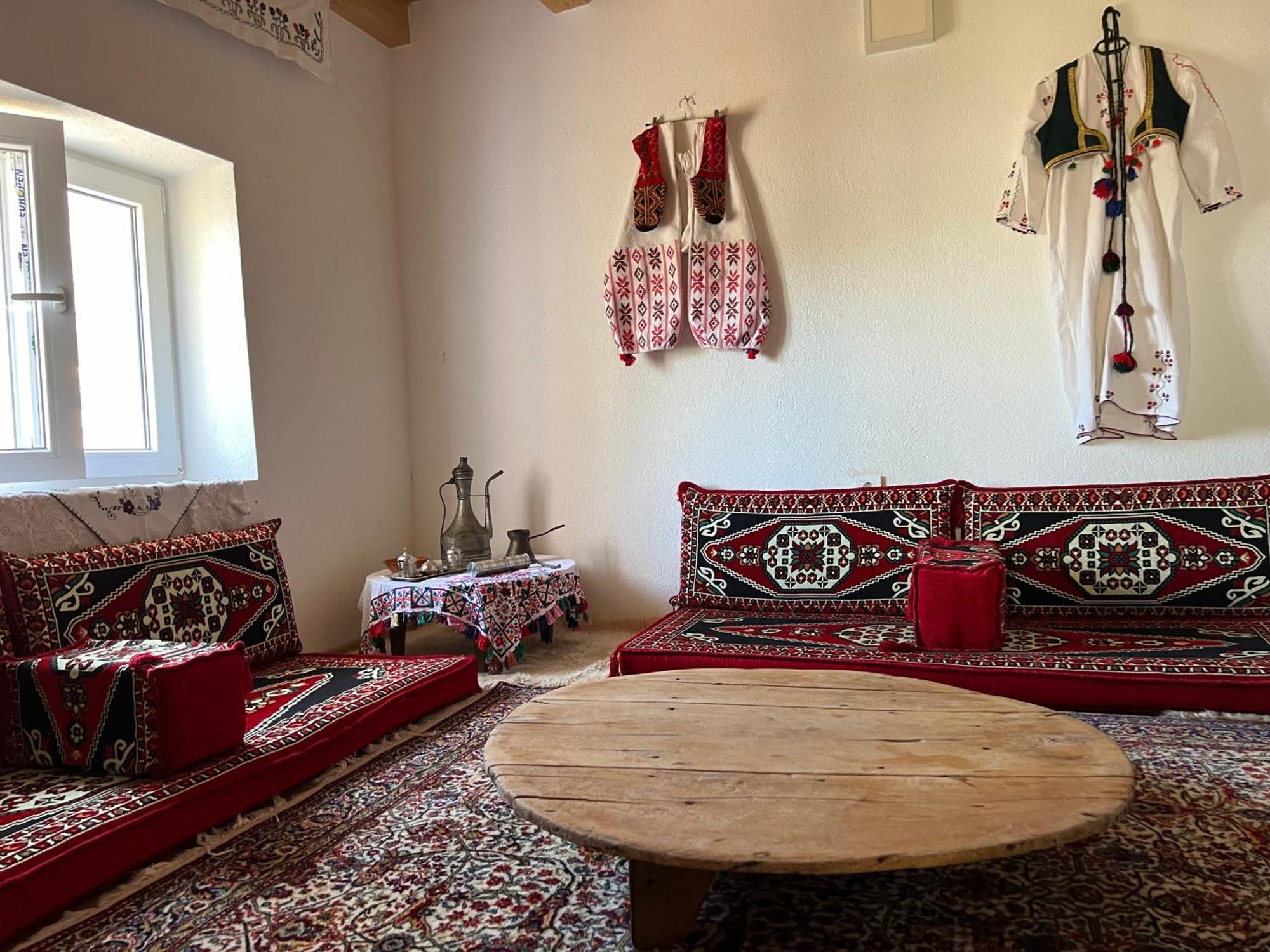Kod Kapetana Tea Bed and Breakfast Gornji Lukomir Esterno foto