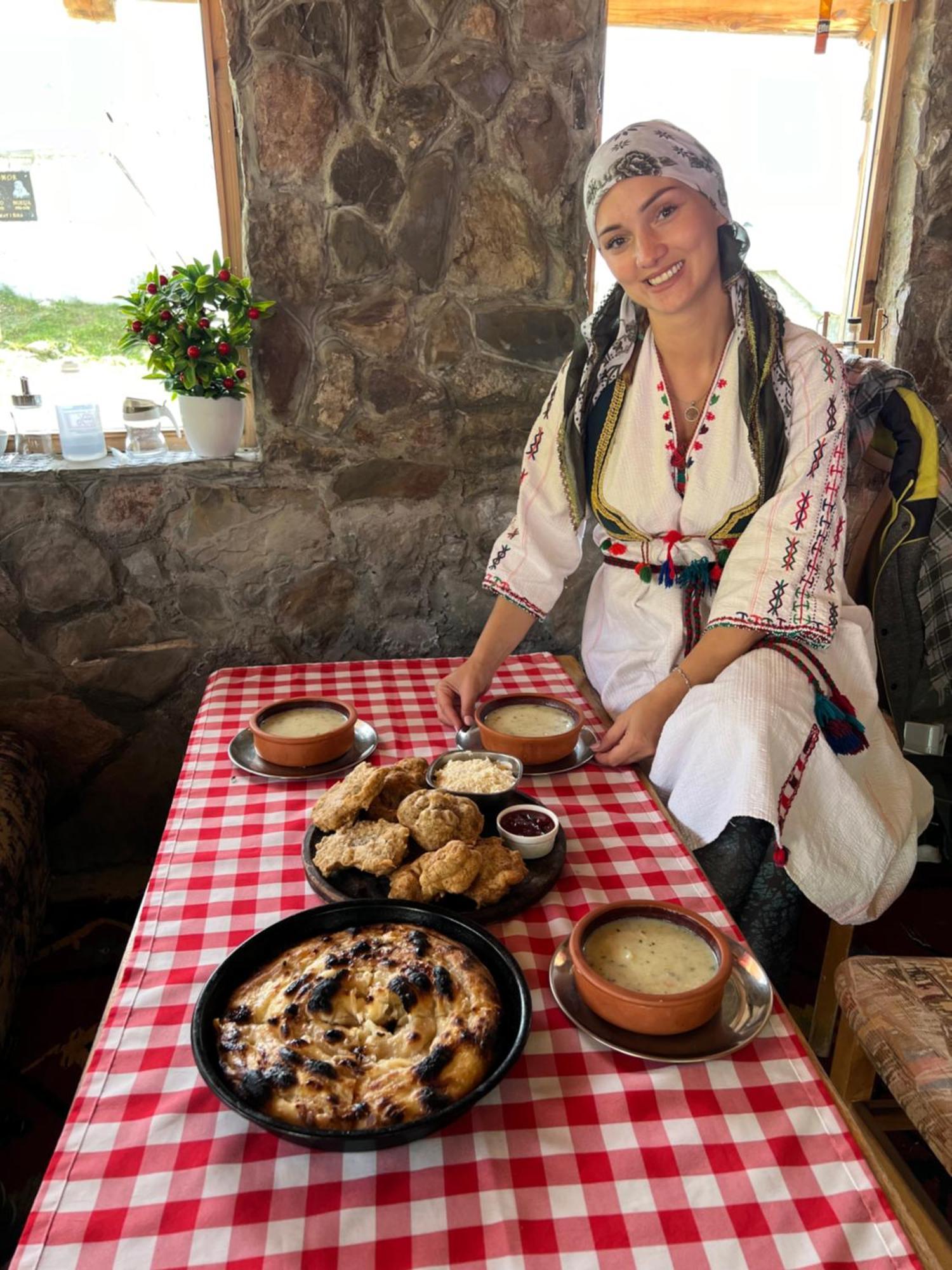 Kod Kapetana Tea Bed and Breakfast Gornji Lukomir Esterno foto
