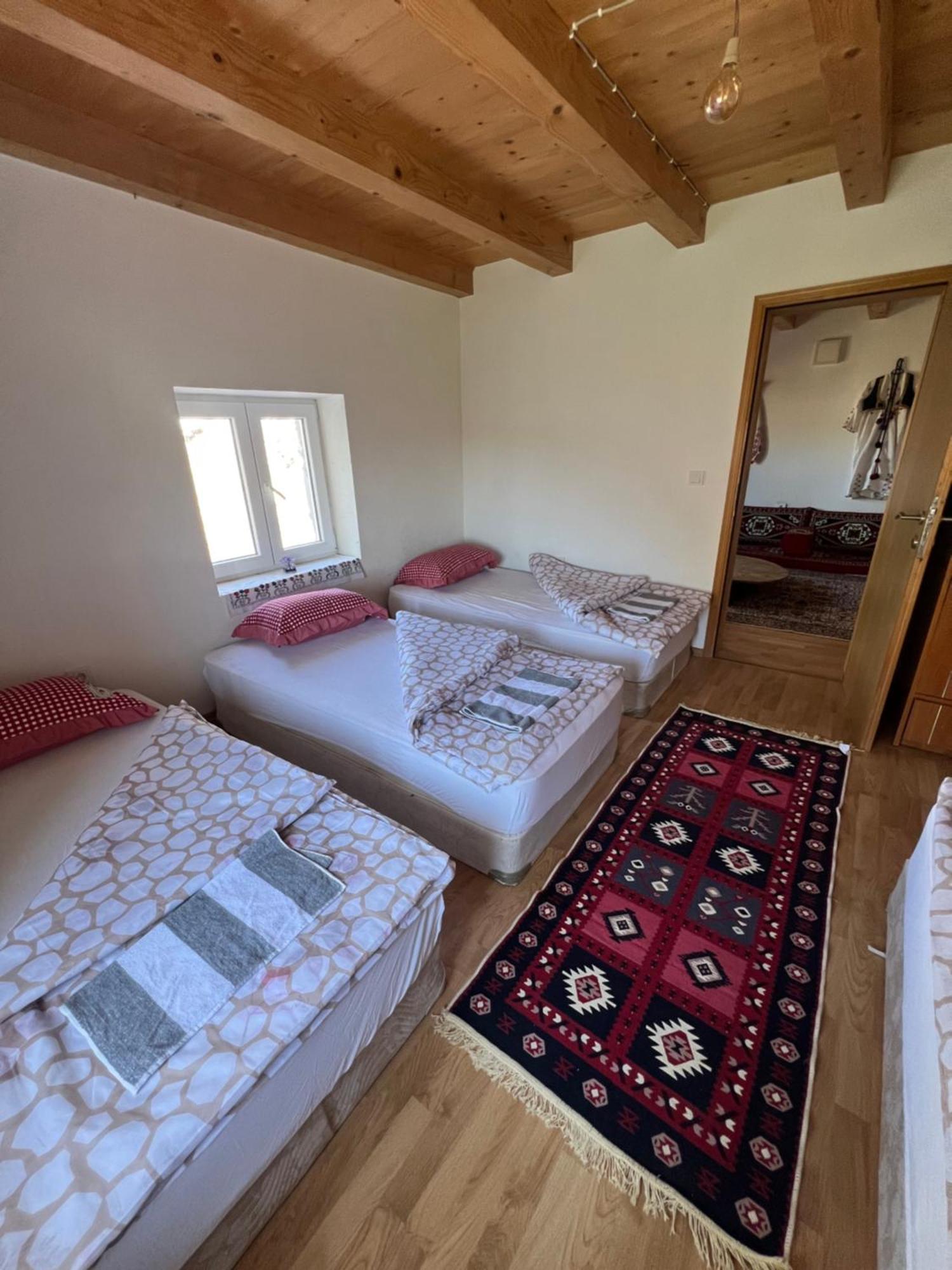 Kod Kapetana Tea Bed and Breakfast Gornji Lukomir Esterno foto