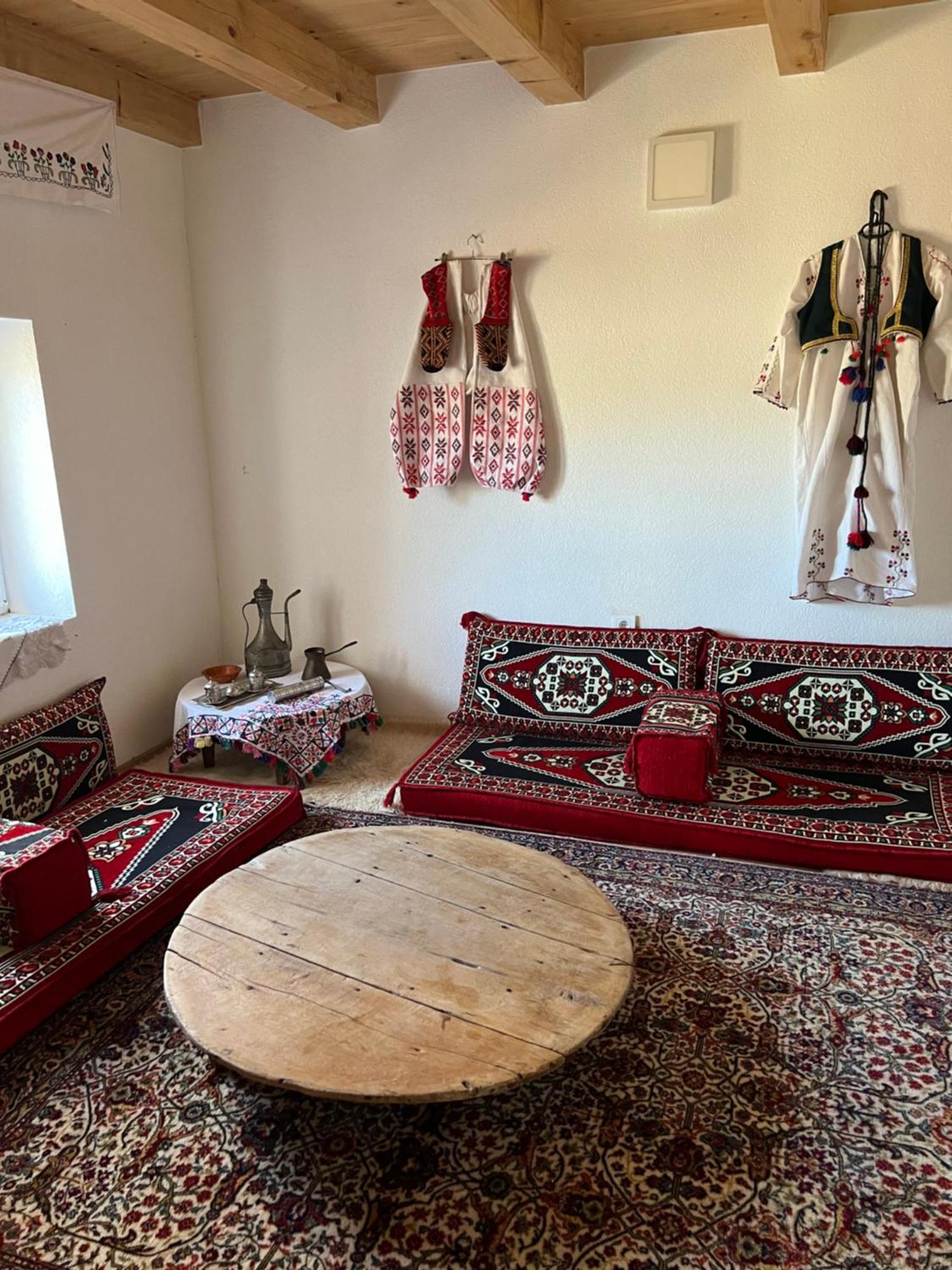 Kod Kapetana Tea Bed and Breakfast Gornji Lukomir Esterno foto