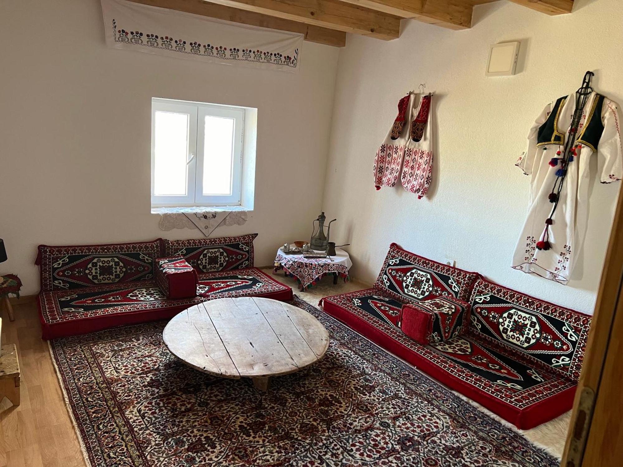 Kod Kapetana Tea Bed and Breakfast Gornji Lukomir Esterno foto