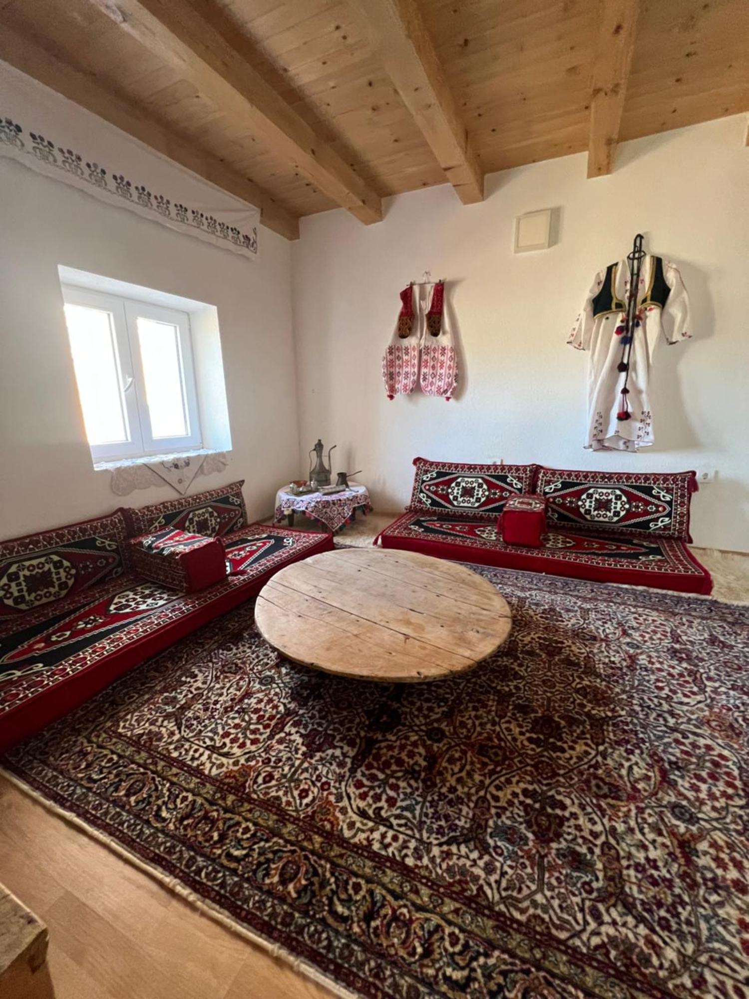 Kod Kapetana Tea Bed and Breakfast Gornji Lukomir Esterno foto